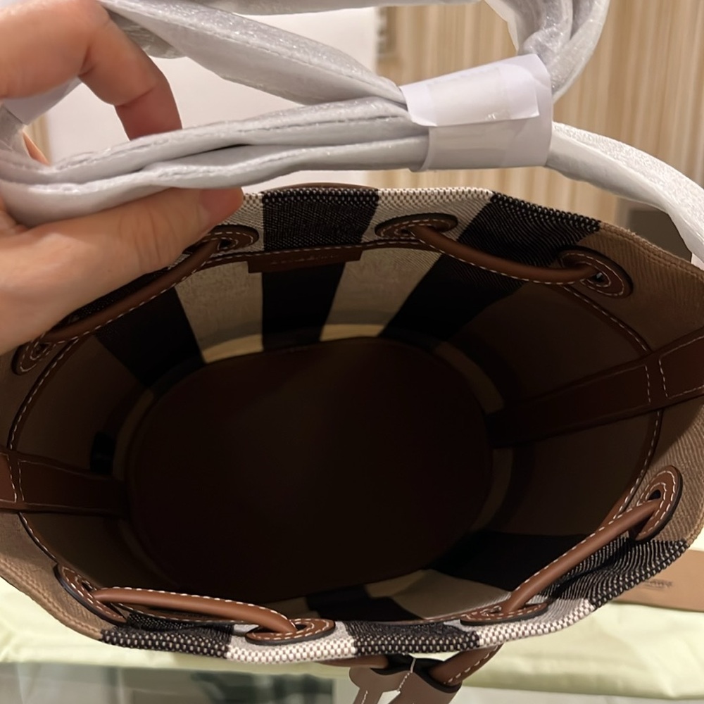 🔥🔥🔥Authentic Burberry Check Bucket - Picture 7 of 12